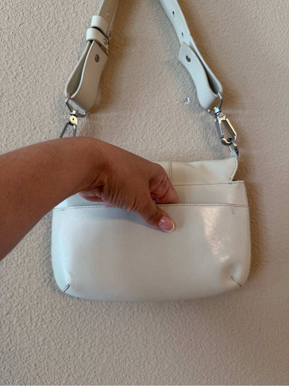 Hobo Leather Shoulder Bag in Cream - Picture 8 of 9